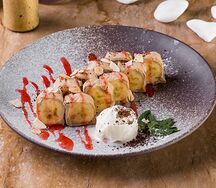 Сладкий ролл с бананом, шоколадным сыром и шоколадной крошкой