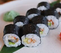 Маки с угрём и авокадо