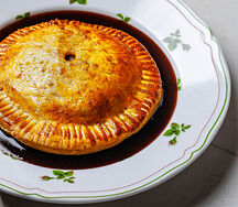 Пирог с говяжьими щечками 
