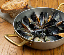 Мидии в белом вине, пшеничные тосты