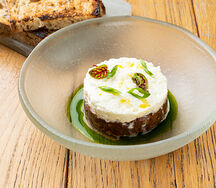 Тартар из говядины, мусс пармезан, каперсы