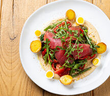 Нисуаз с татаки из тунца, картофель конфи, тоннато