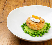 Волжская котлета из щуки, зелёный горошек, щучья икра