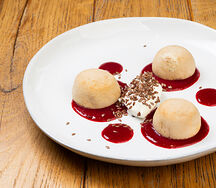 Сырники из топлёного молока с малиновым соусом и сметаной