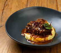 Щека телёнка, картофельное пюре, вяленая клюква