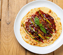 Лепешка роти с печёным перцем и авокадо