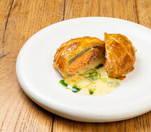 Пирог с лососем, чеддер, икорный соус