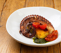 Осьминог на гриле, картофельный гратен, ромеско