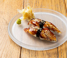 Суши Копчёный угорь и унаги соус