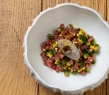 Тартар из тунца, авокадо, крем-чиз с водорослями