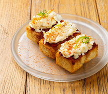 Камчатский краб, айоли, поджаренная бриошь