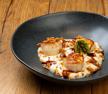 Дальневосточные гребешки, мусс из цветной капусты, терияки