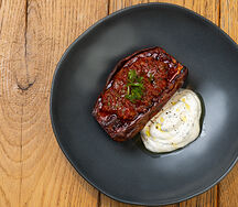 Печёный батат, томатная сальса, греческий йогурт