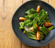 Креветки на гриле, манго, пак-чой