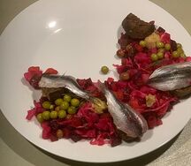 Винегрет с пряной килькой и гренками 