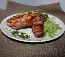 Ребра копченые с соусом барбекю и картофелем по-деревенски