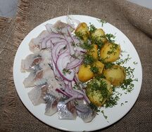 Сельдь слабосоленая с томленым картофелем 