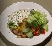 Салат с сырокопченой грудинкой и маринованным огурчиком