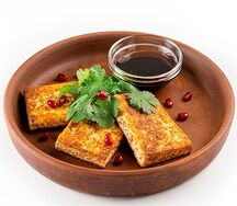 Жареный адыгейский сыр с соусом наршараб