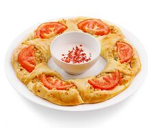 Пирог с сыром, помидорами и луком