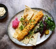 Кебаб из цыплёнка с соусом на основе белых грибов