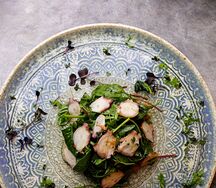 Салат с рапанами и осьминогом