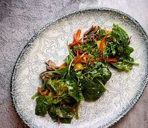 Салат с томленой говядиной и соусом Харчо