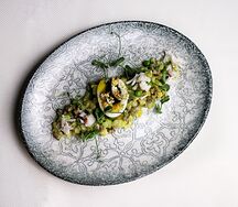 Оливье с языками ягнёнка и крабом