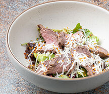 Салат с ростбифом, томатами и кунжутной заправкой