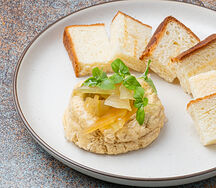 Паштет из цыпленка с маринованными яблоками и сливочной бриошью