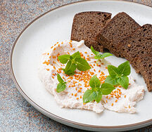 Паштет из копченой форели с бородинским хлебом