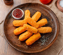 Фирменный жареный сыр с брусничным соусом