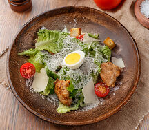 Салат Цезарь с курицей