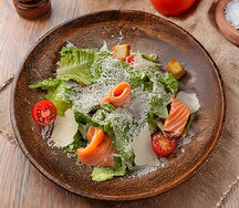 Салат Цезарь с лососем