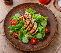 Салат с куриной печенью и цыпленком