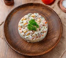 Салат Оливье с говяжьими медальонами