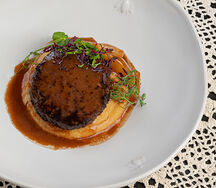 Дикая котлета с гороховым пюре и мочёным яблоком