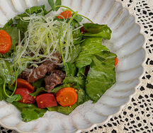 Лось с печёной морковью и вишнёвым редисом