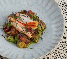 Краб с авокадо и заправкой из чёрного тмина