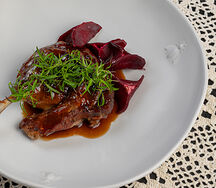 Утка со свекольными пельменями