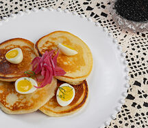 Осетровая икра с оладьями