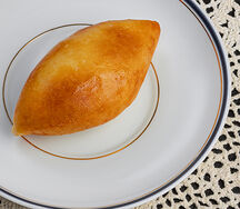 Пирожок с капустой и яйцом