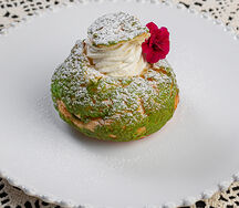 Шу с ганешем из белого шоколада и лавандой