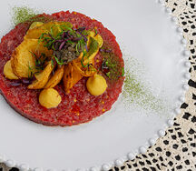 Тартар из говядины с картофельной слойкой и грибной икрой