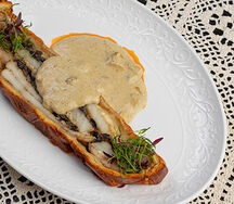 Волжская кулебяка с соусом из белых грибов