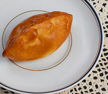 Пирожок расстегай с красной рыбой