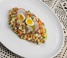 Оливье с телячьей щекой и малосольным огурцом