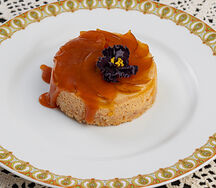 Тарт из топлёного молока с карамельной грушей