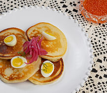 Лососевая икра с оладьями 