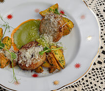 Щучьи котлеты с пушкинским картофелем и соусом из щавеля